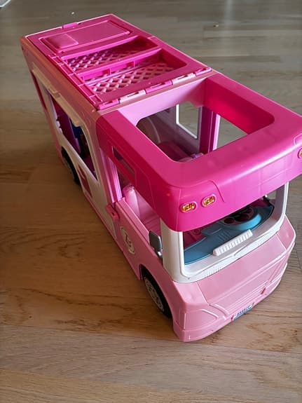 Barbie hus och campingbil rosa