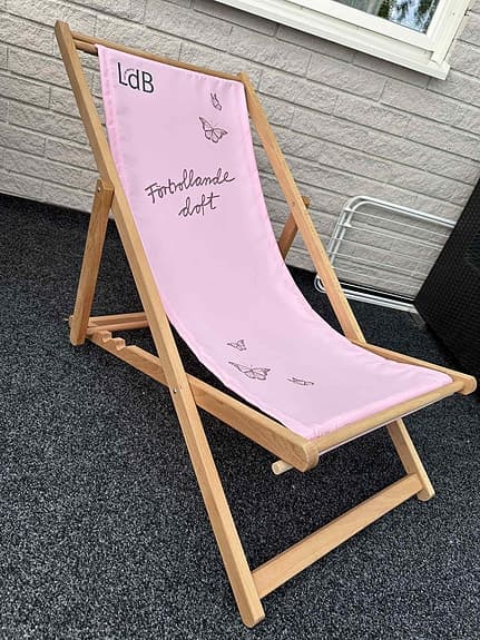 Solstol i trä med rosa "sits"