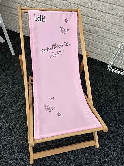 Solstol i trä med rosa "sits"