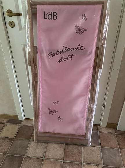 Solstol i trä med rosa "sits"
