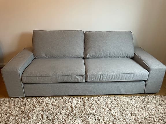 Fin mellan grå soffa i slitstarkt tyg