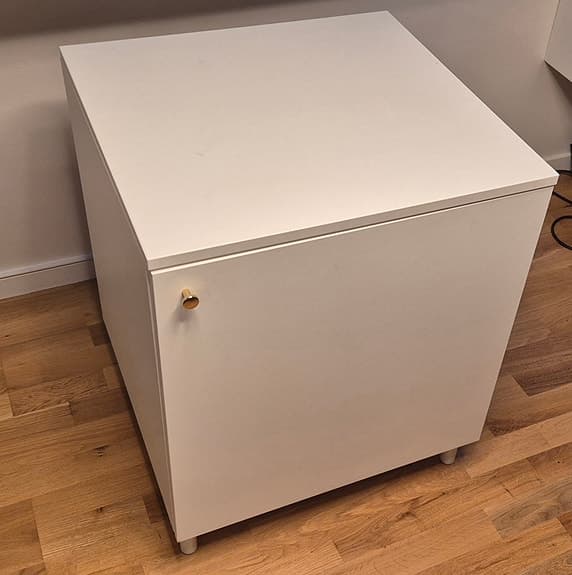 skåp från ikea med två korgar