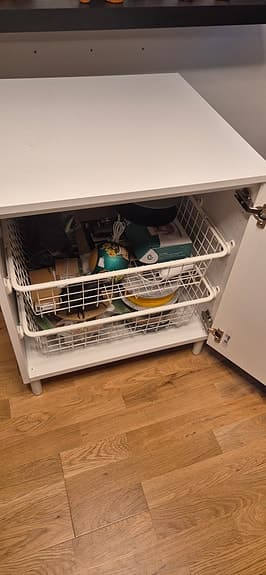 skåp från ikea med två korgar