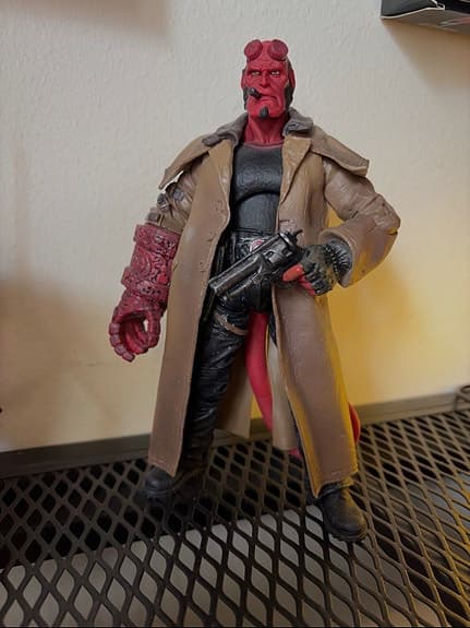 Hellboy actionfigur med vapen