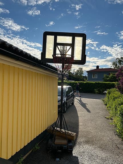 Flyttbart basketställ med korg och platta