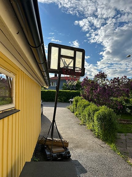 Flyttbart basketställ med korg och platta