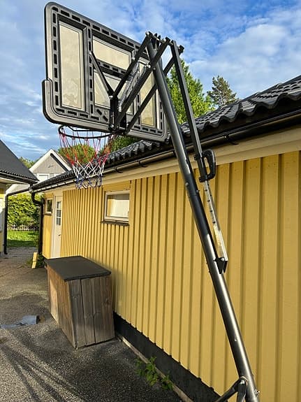 Flyttbart basketställ med korg och platta