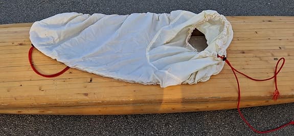 Träkajak med paddel och kapell