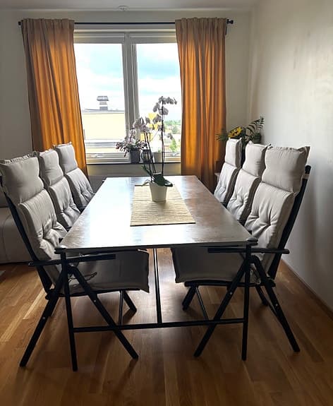 Matgrupp med 6 positionsstolar och dynor