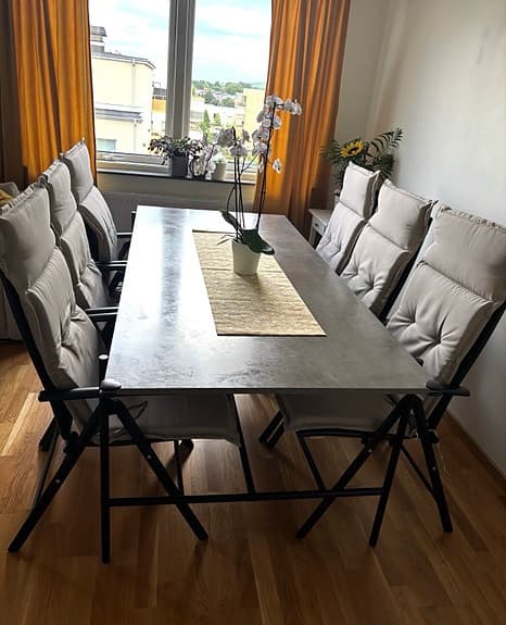 Matgrupp med 6 positionsstolar och dynor