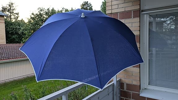 Blå balkongparasoll
