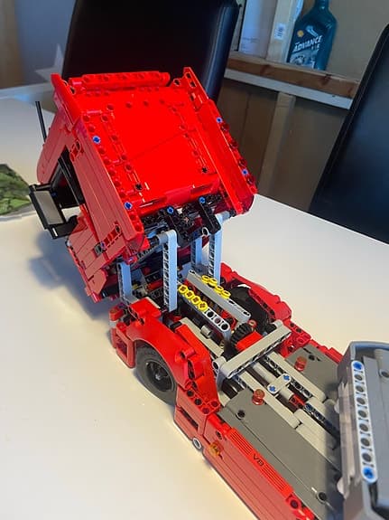 LEGO Technic röd lastbil med släp