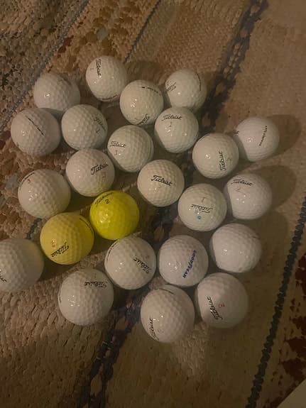 Golfbollar blandade vita och gula