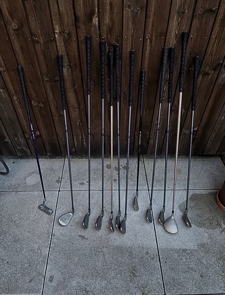 Golfklubbor, blandat set med retrokänsla