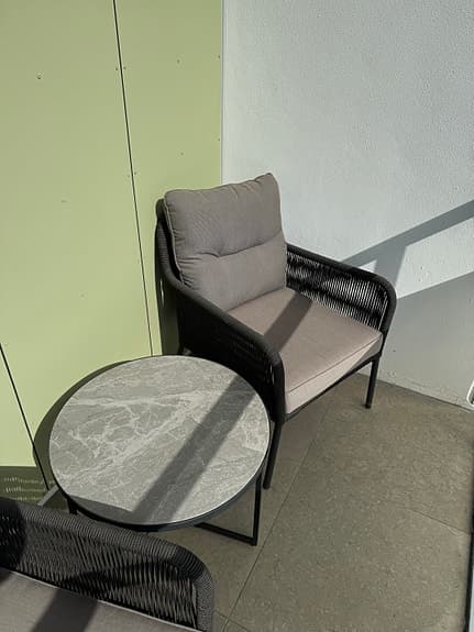 Utegrupp med två fåtöljer och runt bord