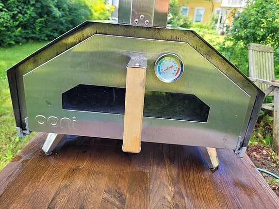 Ooni Pro pizzaugn i rostfritt stål med skorsten