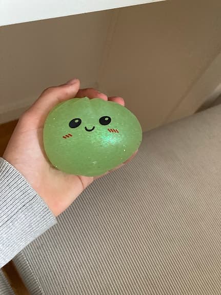 Grön squishy leksak med ansikte