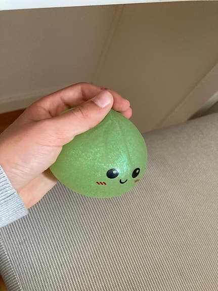 Grön squishy leksak med ansikte
