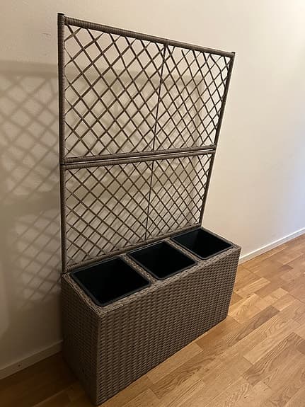 2st kruka med spaljé i rottingstil