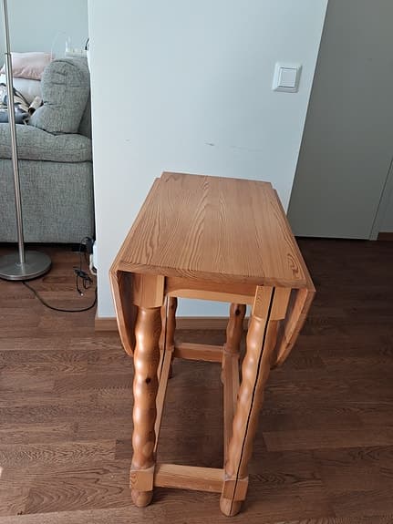 Fällbart matbord i trä, ovalt