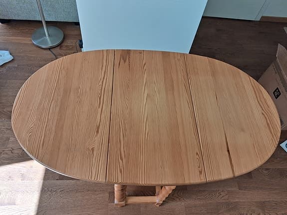 Fällbart matbord i trä, ovalt