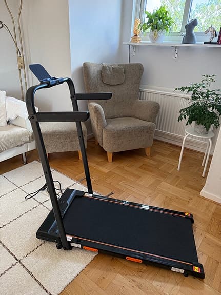 Löpbandsmaskin med display för tid, distans och kalorier