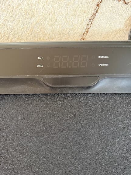 Löpbandsmaskin med display för tid, distans och kalorier