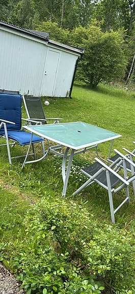 Trädgårdsgrupp med glasbord och stolar