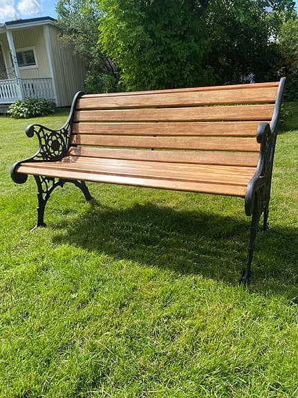Trädgårdsbänk i trä med gjutjärnssidor