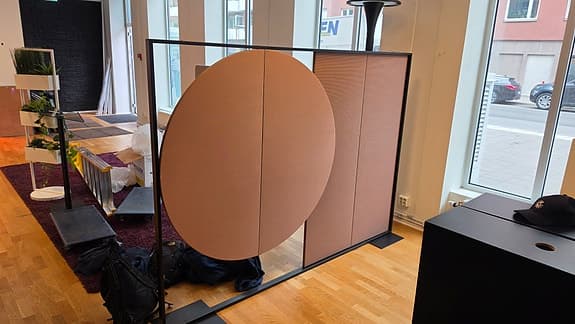 Arper Parentesit rumsavdelare skärm i tyg rosa/brun (hämtas senast måndag)