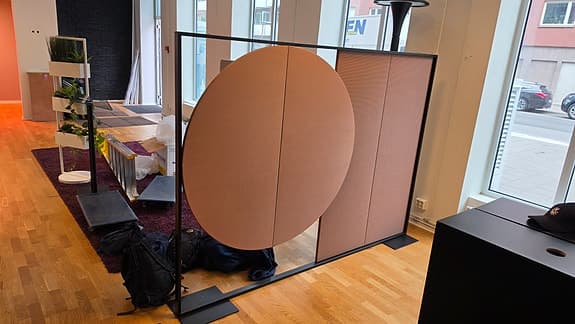Arper Parentesit rumsavdelare skärm i tyg rosa/brun (hämtas senast måndag)
