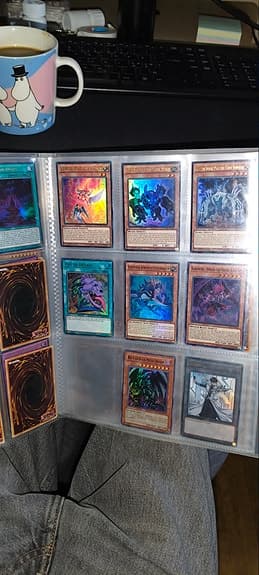 Yu-Gi-Oh! Stor samling med blandade kort
