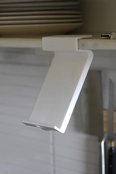 3D-printad vit mobilhållare för skåp och hyllkant