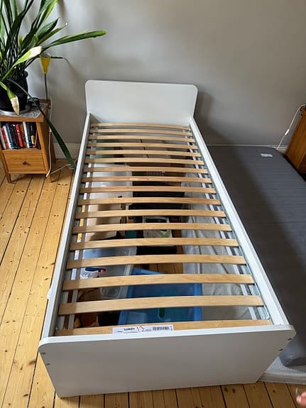 Vit IKEA Malm säng med Luröy ribbotten