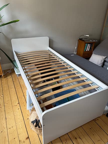 Vit IKEA Malm säng med Luröy ribbotten