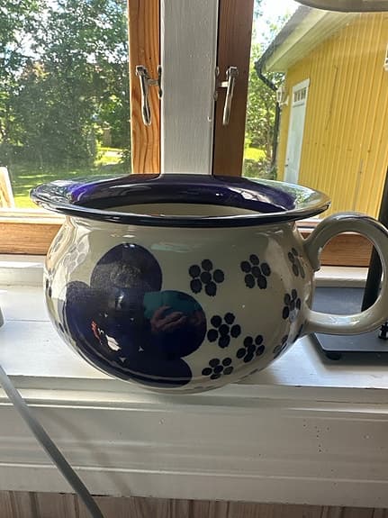 Potta i keramik med blått blommönster