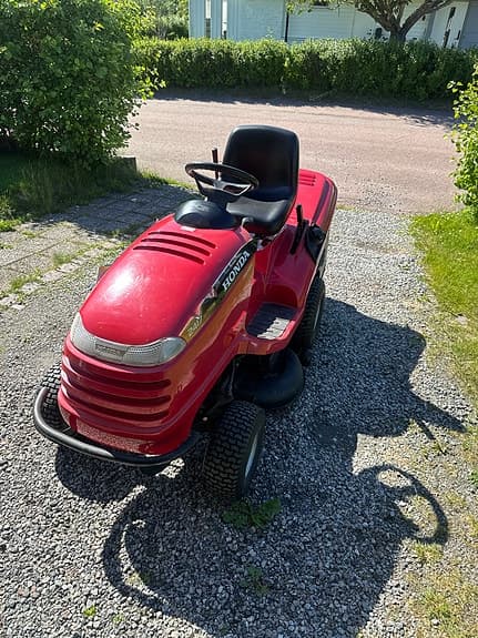Honda åkgräsklippare röd med uppsamlare 2417 hydrostat