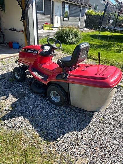 Honda åkgräsklippare röd med uppsamlare 2417 hydrostat