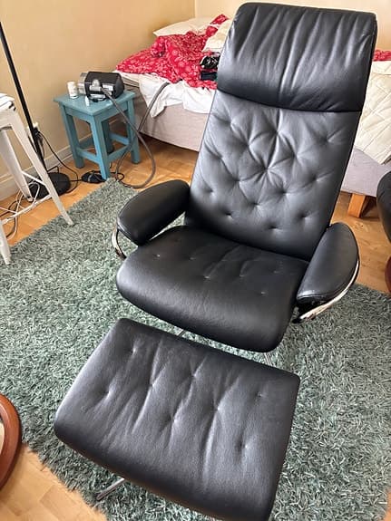 Stressless fåtölj med fotpall svart skinn Toppskick