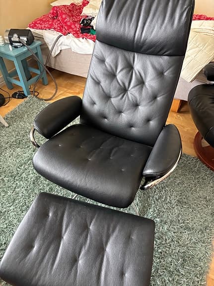 Stressless fåtölj med fotpall svart skinn Toppskick