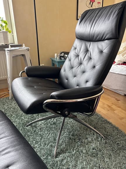 Stressless fåtölj med fotpall svart skinn Toppskick