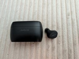 Jabra Evolve2 Buds – Vänster hörlur & laddetui (Höger saknas)