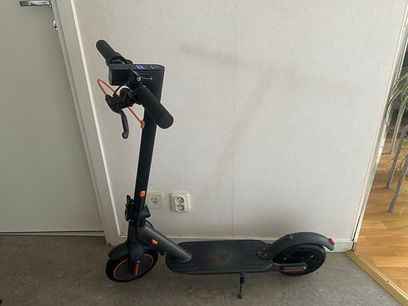 Elsparkcykel svart med display