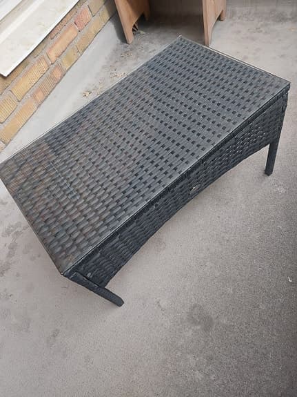 Trädgårdsbord i konstrotting med glasskiva