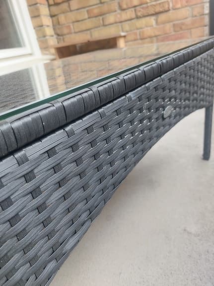Trädgårdsbord i konstrotting med glasskiva