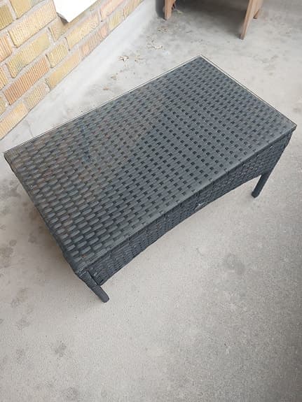 Trädgårdsbord i konstrotting med glasskiva