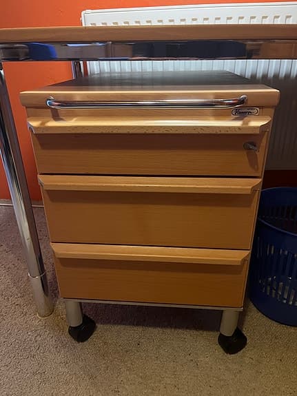 Kontorsskrivbord