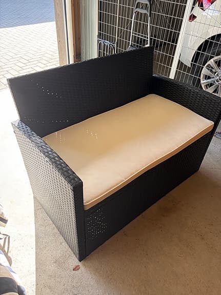 Jeco Sandhamn loungesoffa i konstrotting med beige dyna