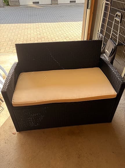 Jeco Sandhamn loungesoffa i konstrotting med beige dyna