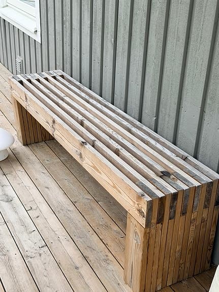 Träbänk utomhus